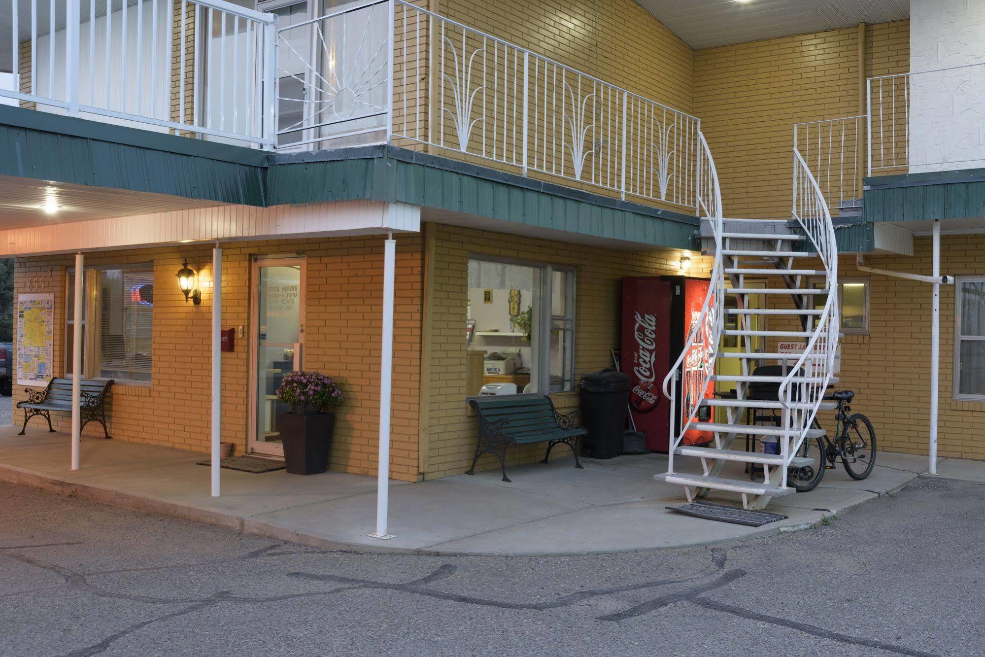 Sun-Dek Motel Medicine Hat Exteriör bild